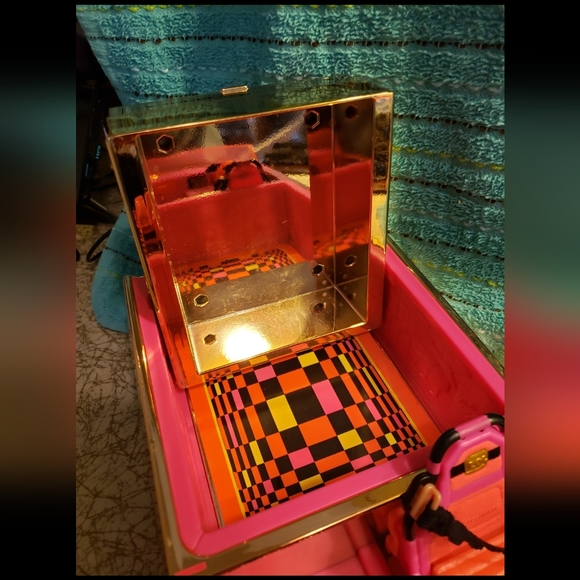 Limited Edition LOL Surprise pink and gold car - Picture 6 of 10